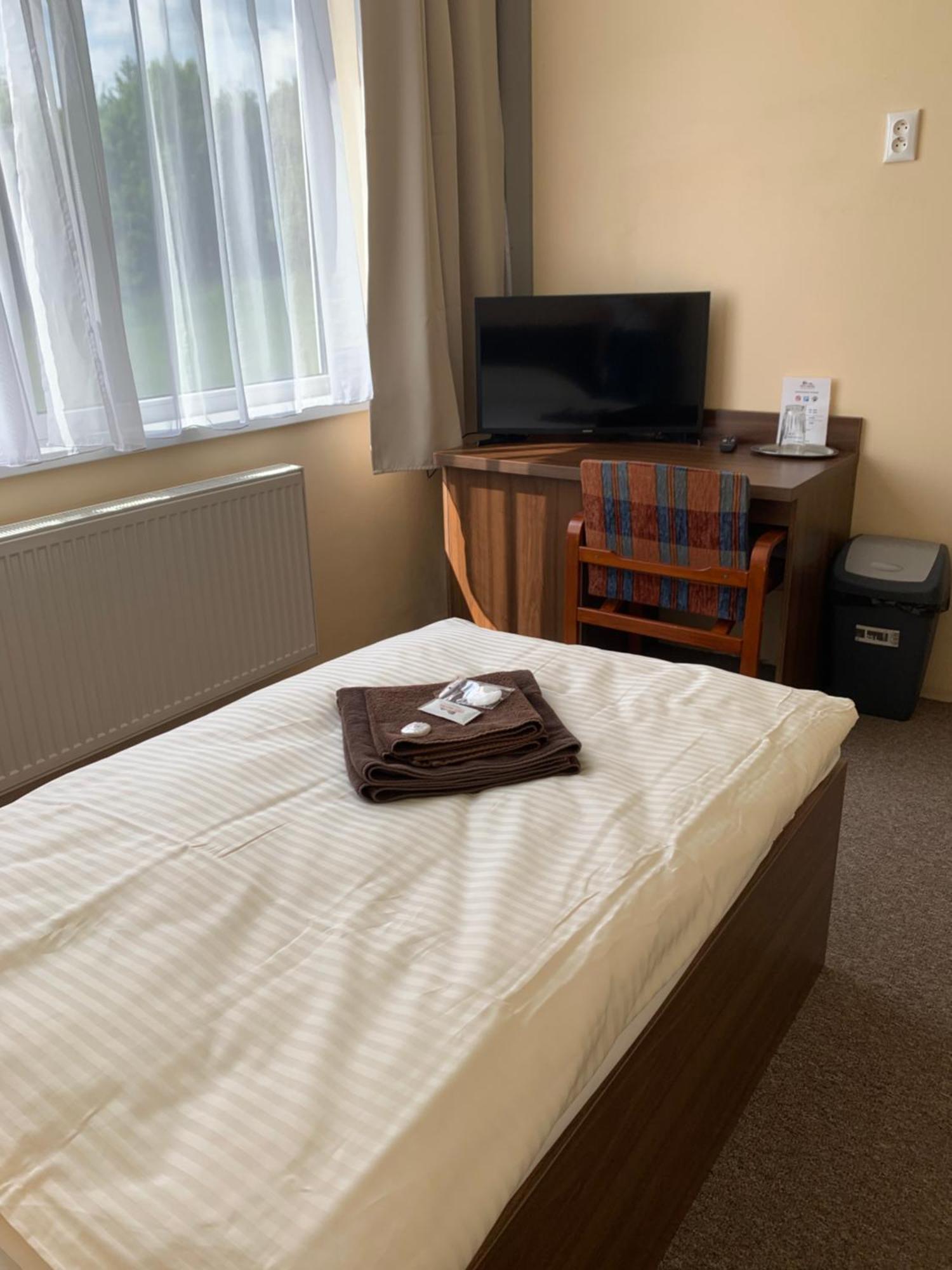 City Hotel B&B, Reception 24 7, 800M Od-From R1, Free Parking Banská Bystrica Exterior foto