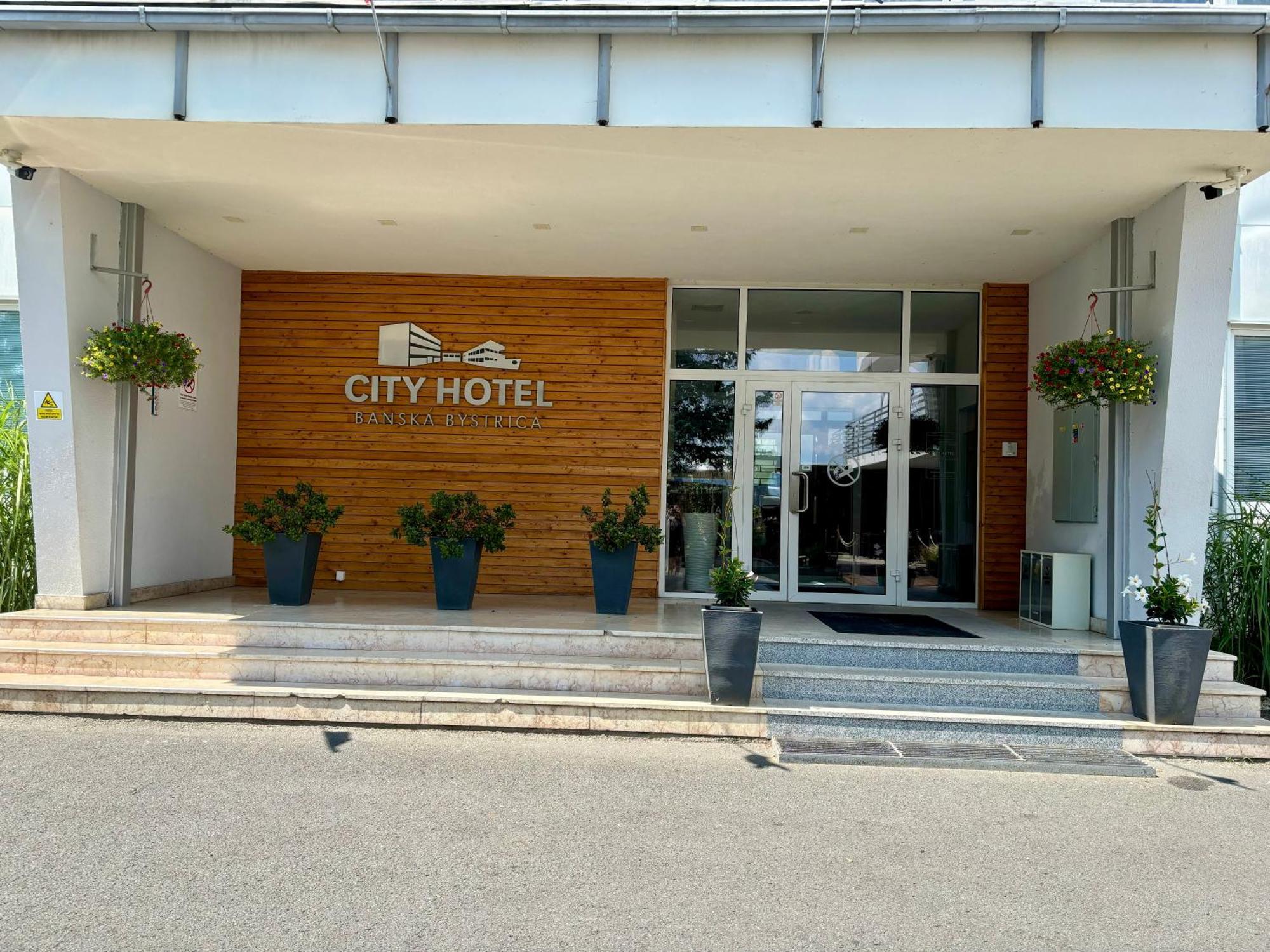 City Hotel B&B, Reception 24 7, 800M Od-From R1, Free Parking Banská Bystrica Exterior foto