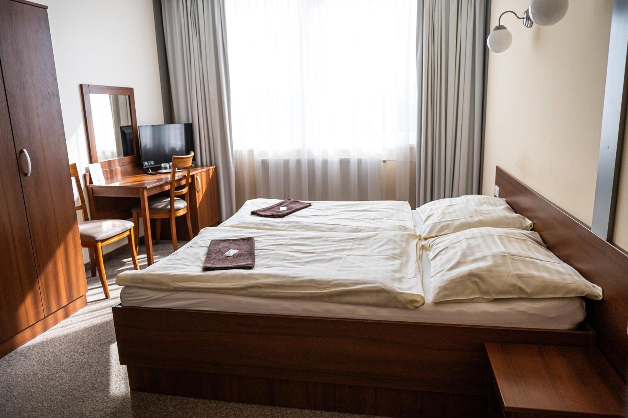 City Hotel B&B, Reception 24 7, 800M Od-From R1, Free Parking Banská Bystrica Exterior foto