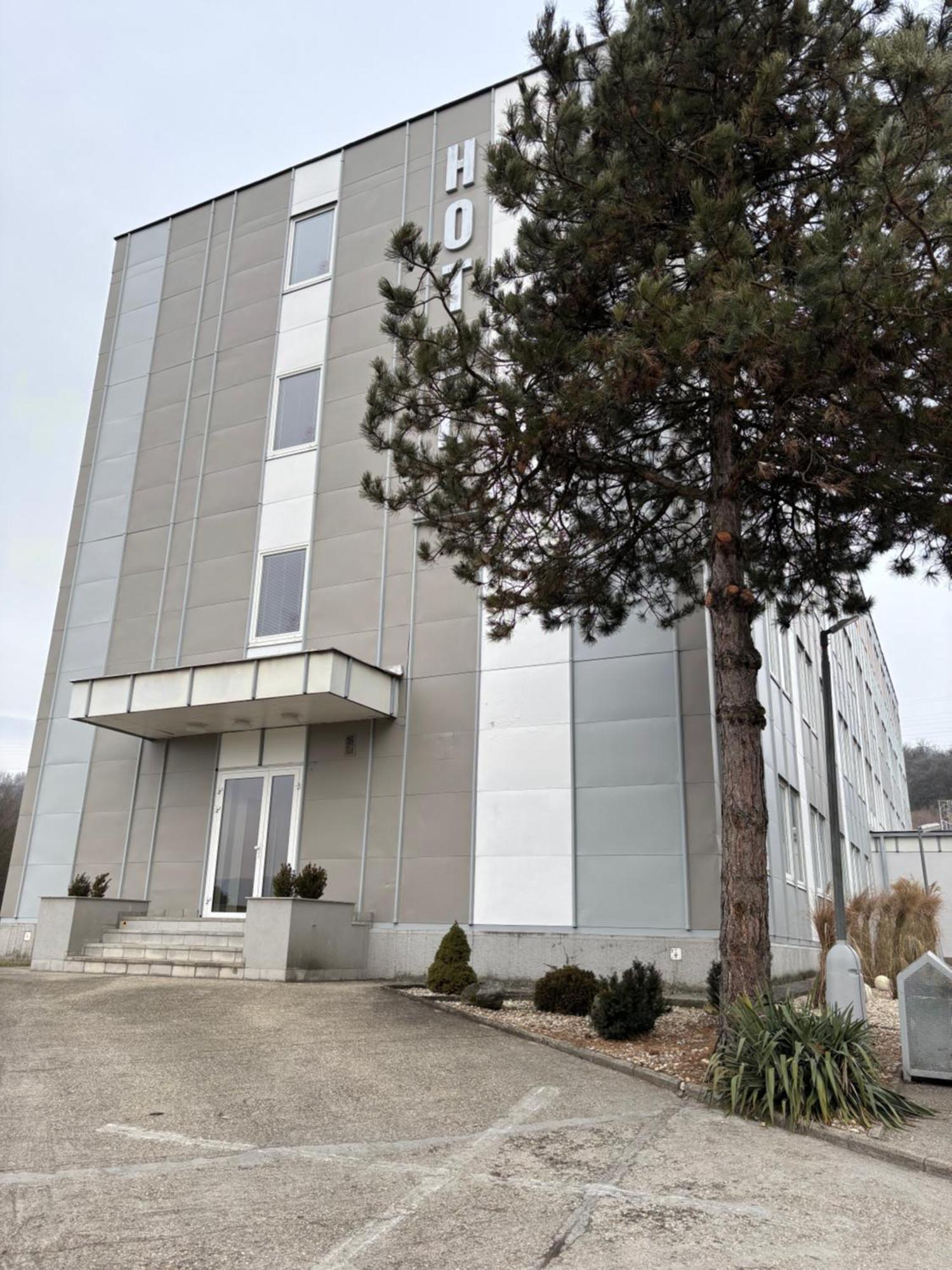 City Hotel B&B, Reception 24 7, 800M Od-From R1, Free Parking Banská Bystrica Exterior foto