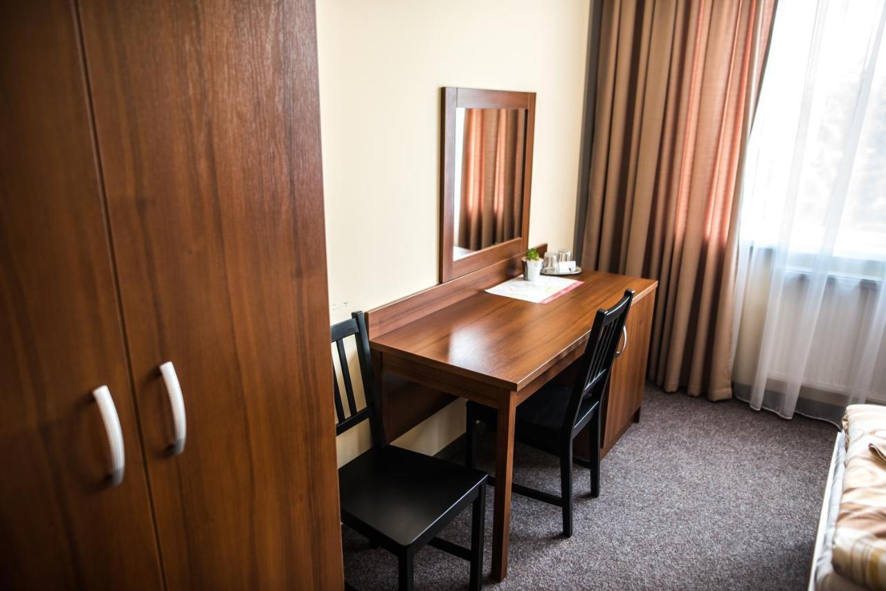 City Hotel B&B, Reception 24 7, 800M Od-From R1, Free Parking Banská Bystrica Exterior foto