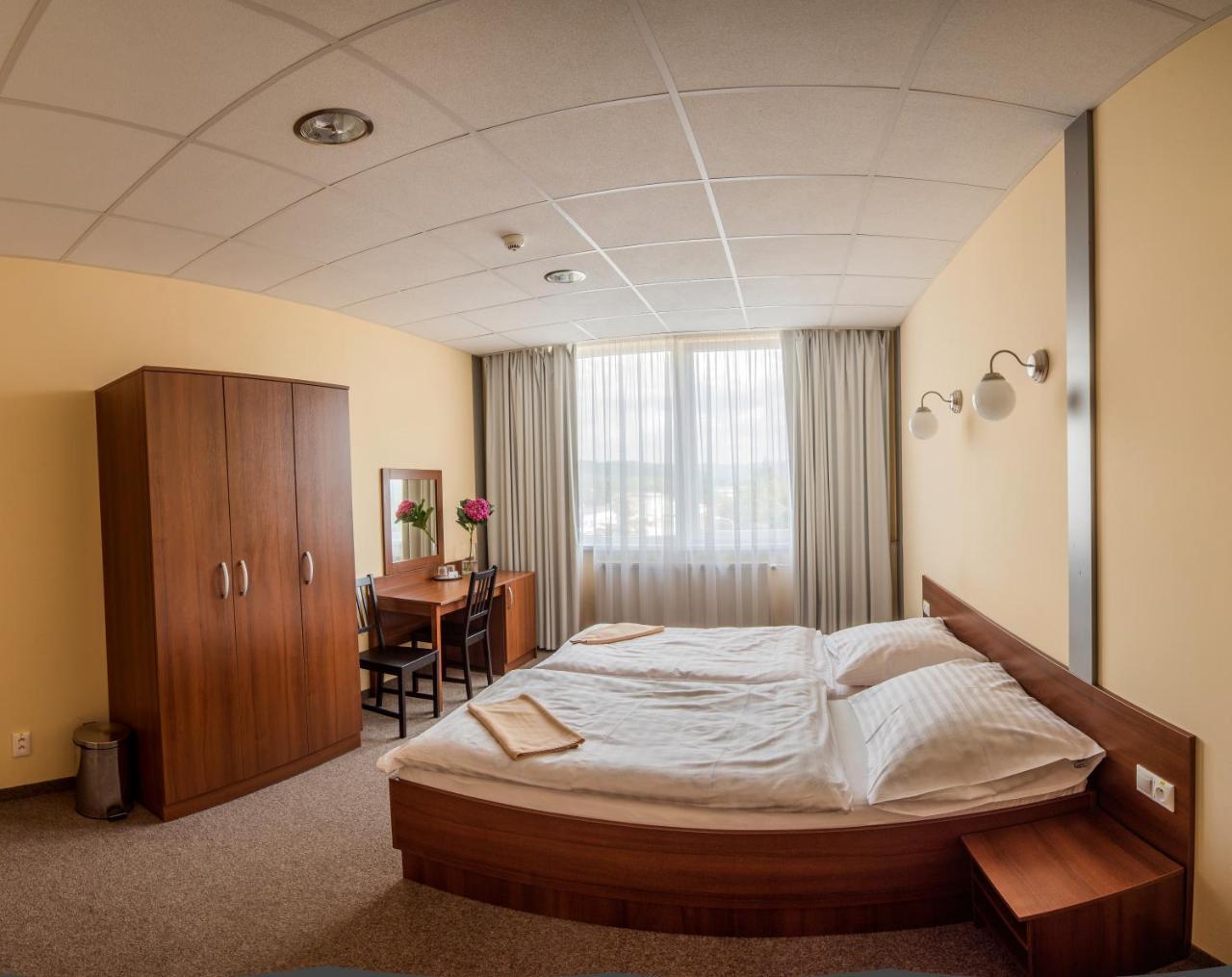City Hotel B&B, Reception 24 7, 800M Od-From R1, Free Parking Banská Bystrica Exterior foto