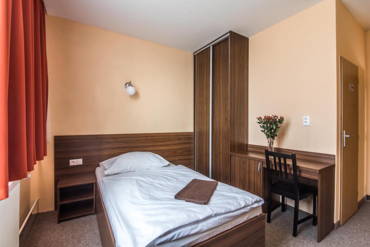 City Hotel B&B, Reception 24 7, 800M Od-From R1, Free Parking Banská Bystrica Exterior foto