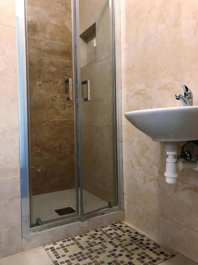 City Hotel B&B, Reception 24 7, 800M Od-From R1, Free Parking Banská Bystrica Exterior foto
